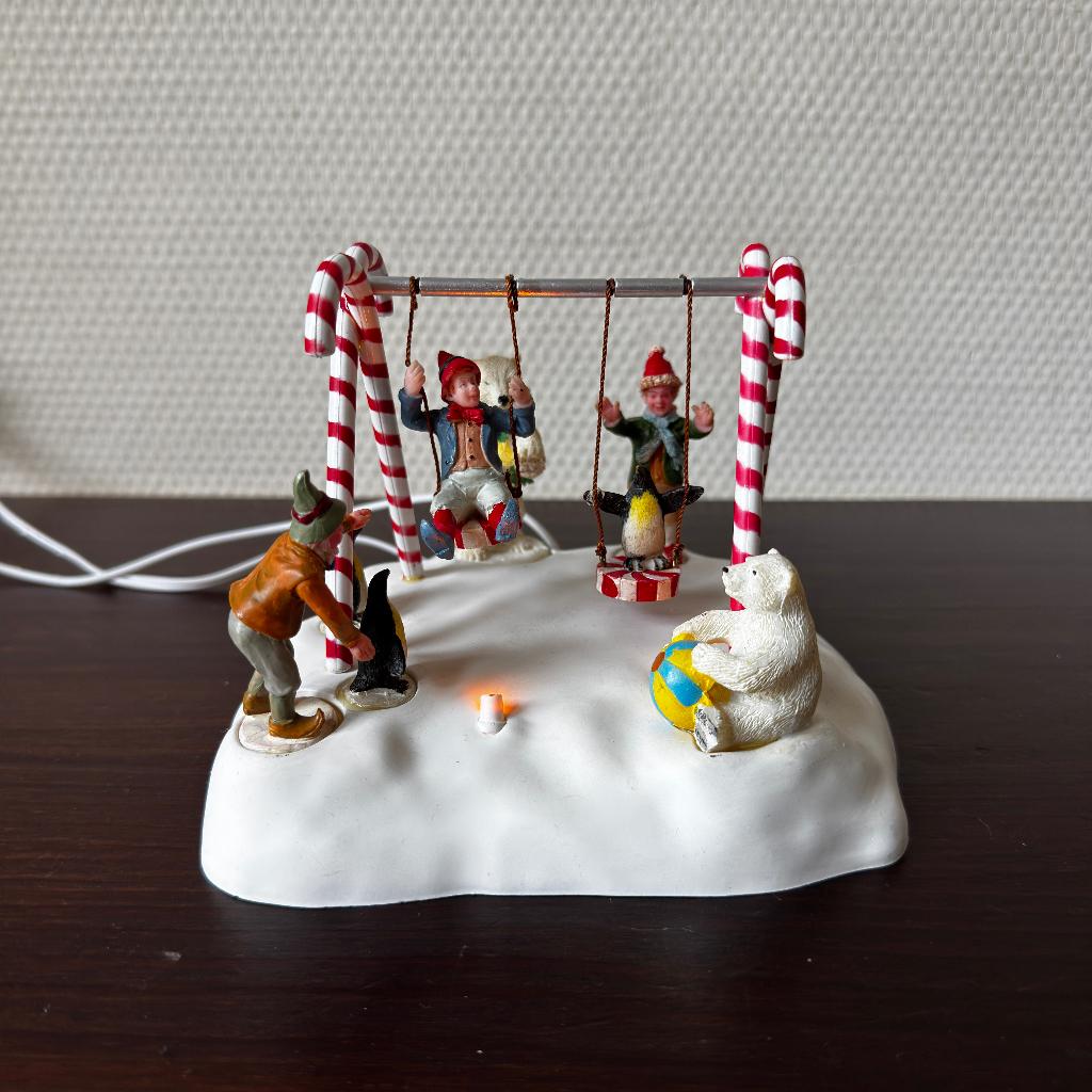 Lemax Santa's Wonderland Swinging Elves, Santa's Swing, Diversen, Kerst, Ophalen of Verzenden, Gebruikt