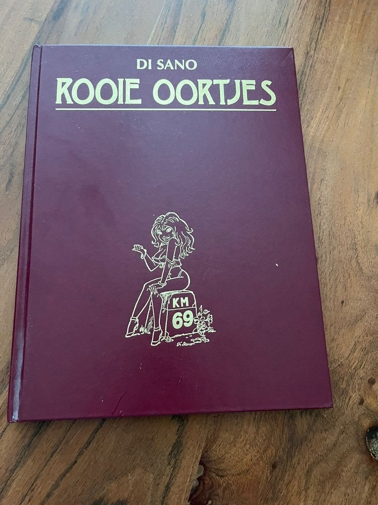 Bruno Di Sano ~ Rooie Oortjes KM 69 + poster, Boeken, Eén stripboek, Ophalen of Verzenden, Zo goed als nieuw