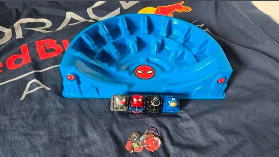 Battle Cube stadium + 4 figures, Ophalen of Verzenden, Zo goed als nieuw
