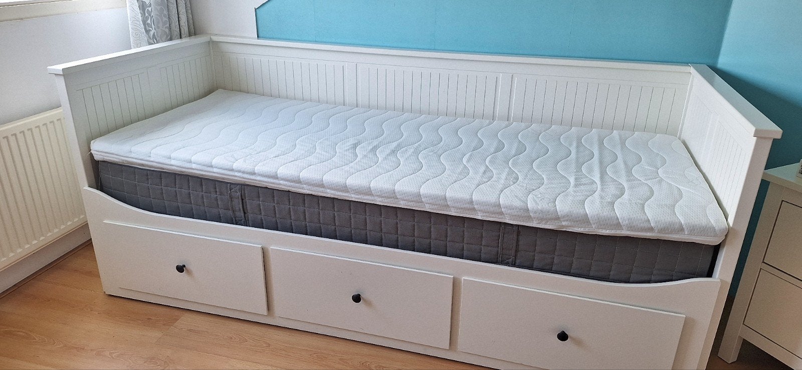 IKEA Hemnes bedbank met 3 lades en 2 matrassen, Ophalen, Modern, functioneel, Wit, Tweepersoons