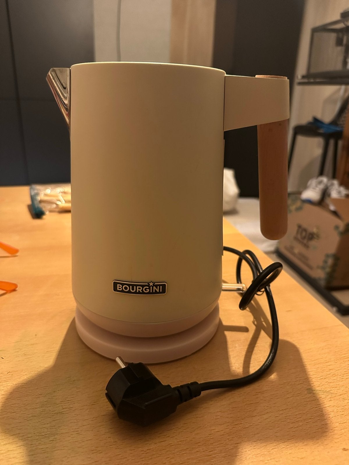 BOURGINI Waterkoker - Crème met Houten Accent, 1 tot 2 liter, Ophalen of Verzenden, Zo goed als nieuw, Draadloos