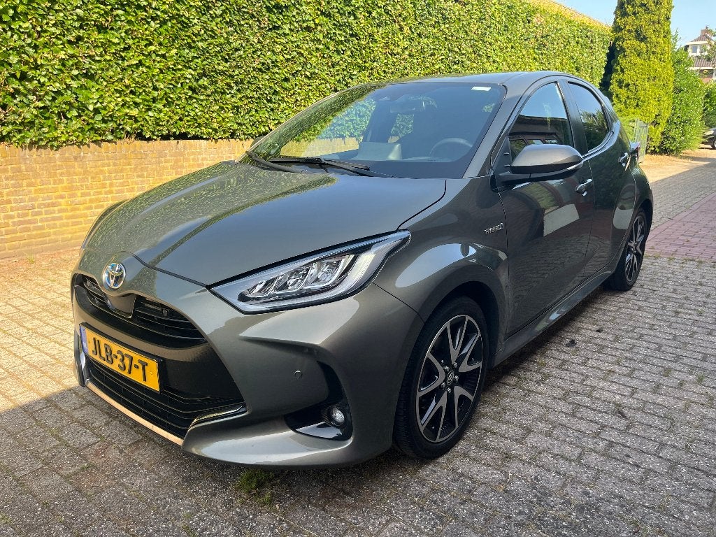 Toyota Yaris 1.5 Hybrid Executive in uitstekende staat, Dealer onderhouden, 450 kg, Zwart, 450 kg