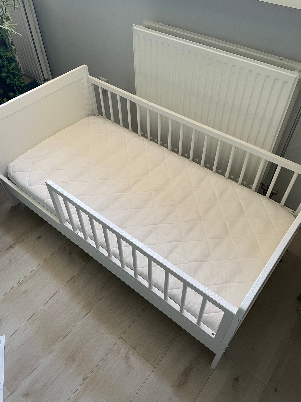 Mooi peuterbed, erg compleet aangeboden! Merk: Petite Amélie, Kinderen en Baby's, Kinderkamer | Bedden, Gebruikt, 70 tot 85 cm