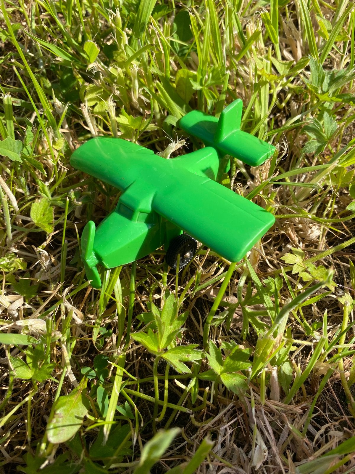 Groen Speelgoed Vliegtuigje - Vintage Plastic Model, Hobby en Vrije tijd, Modelbouw | Vliegtuigen en Helikopters, Overige merken
