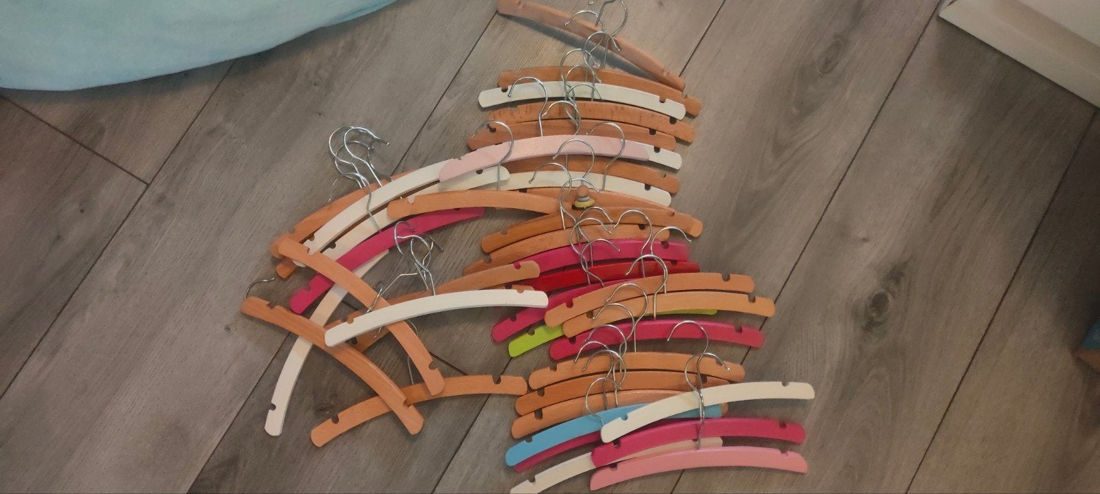 42 stuks houten kledinghangers voor een baby/ kind, Ophalen of Verzenden, Zo goed als nieuw, Overige typen