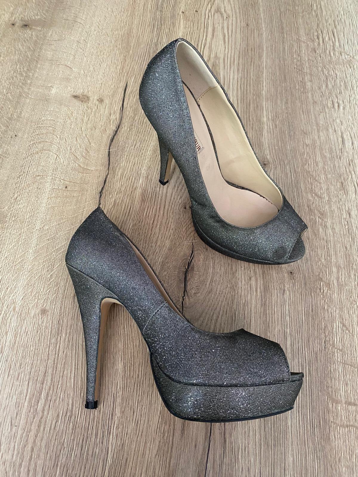 Menbur Glitter Pumps Peep Toe Zilver/Donkergrijs | Maat 39, Pumps, Overige kleuren, Ophalen of Verzenden, Zo goed als nieuw