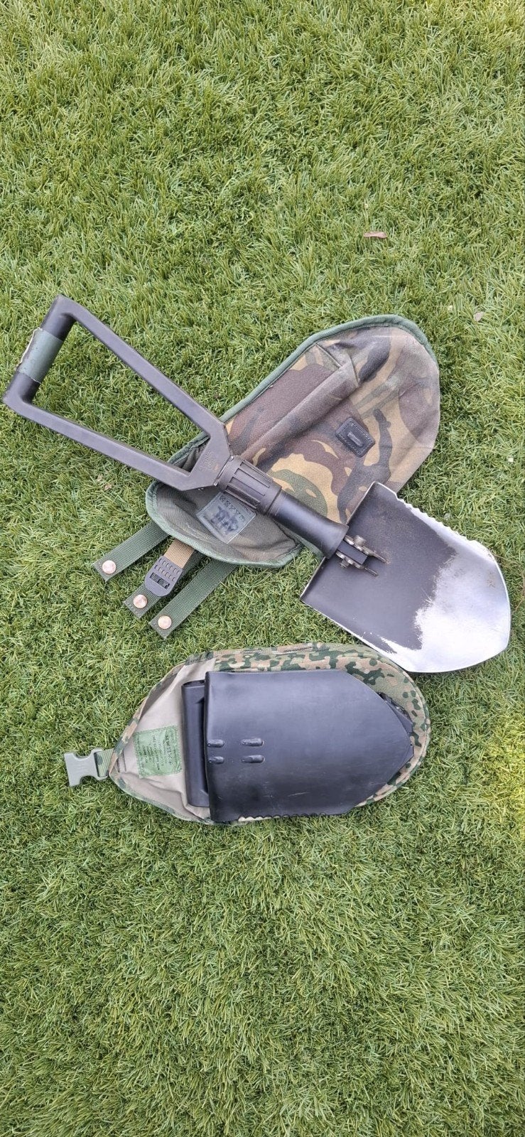 Opvouwbare militaire schop met camouflage hoes, Ophalen of Verzenden, Gebruikt, Schop, Onbekend