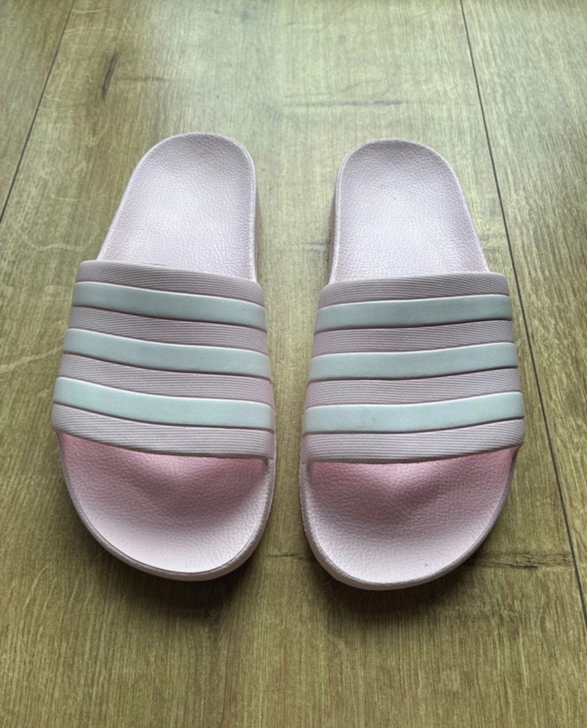 Lichtroze Adidas slippers - zo goed als nieuw, Slippers, Ophalen of Verzenden, Zo goed als nieuw, Roze