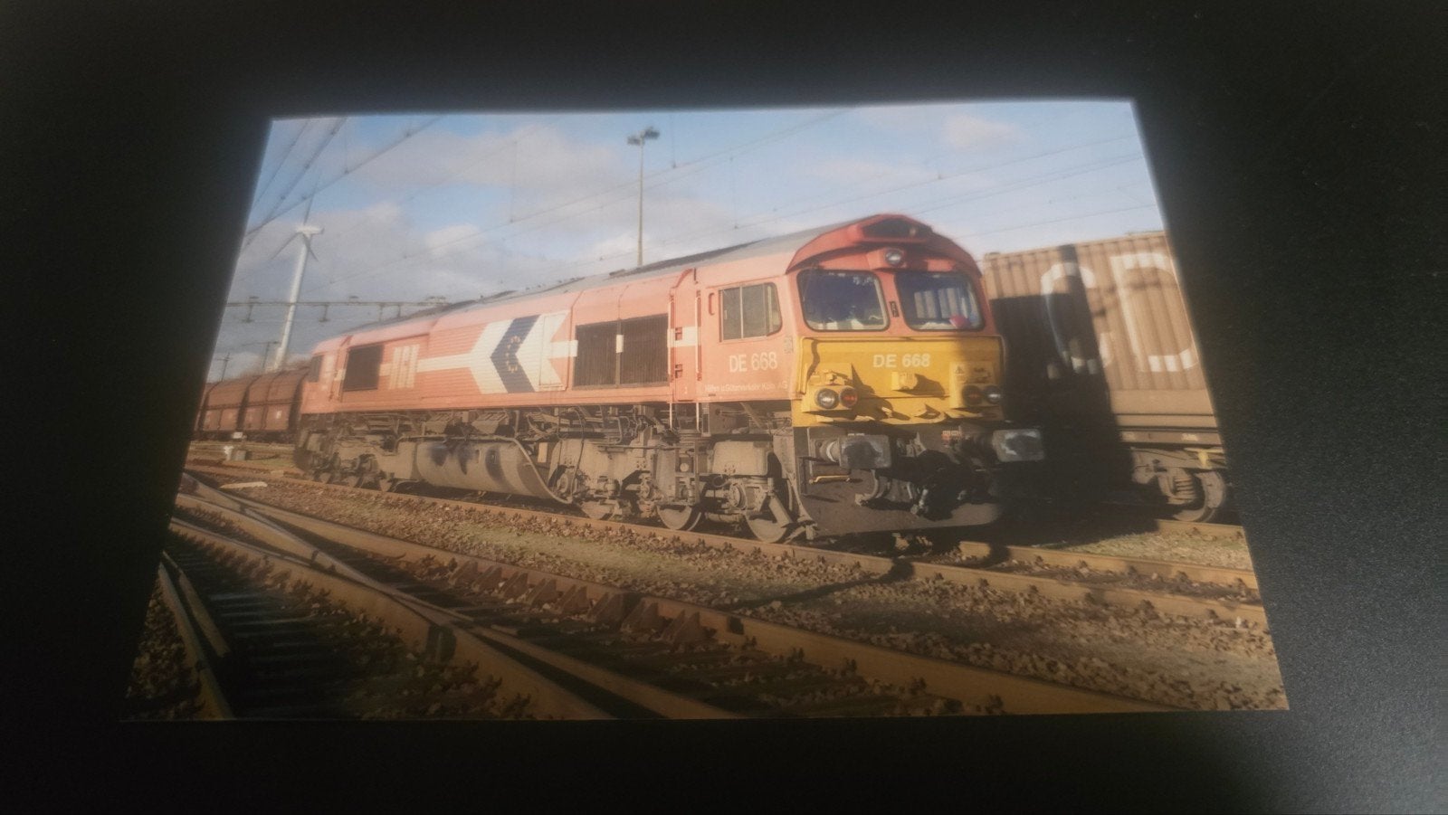 Foto van een locomotief op spoorrails, Ophalen of Verzenden