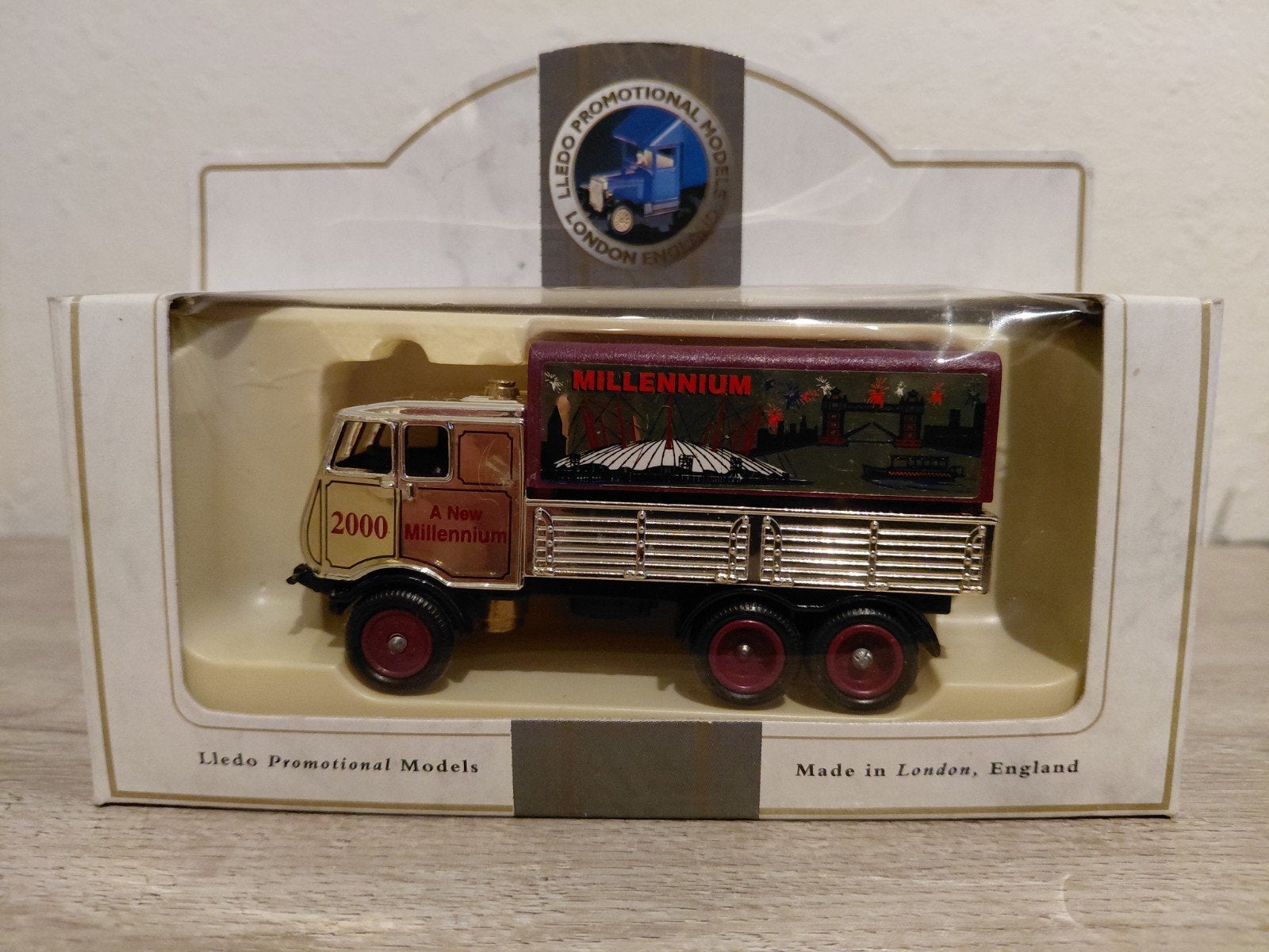 Millennium Truck 2000, Hobby en Vrije tijd, Modelbouw | Auto's en Voertuigen, Overige merken, Verzenden, 1:32 tot 1:50, Zo goed als nieuw
