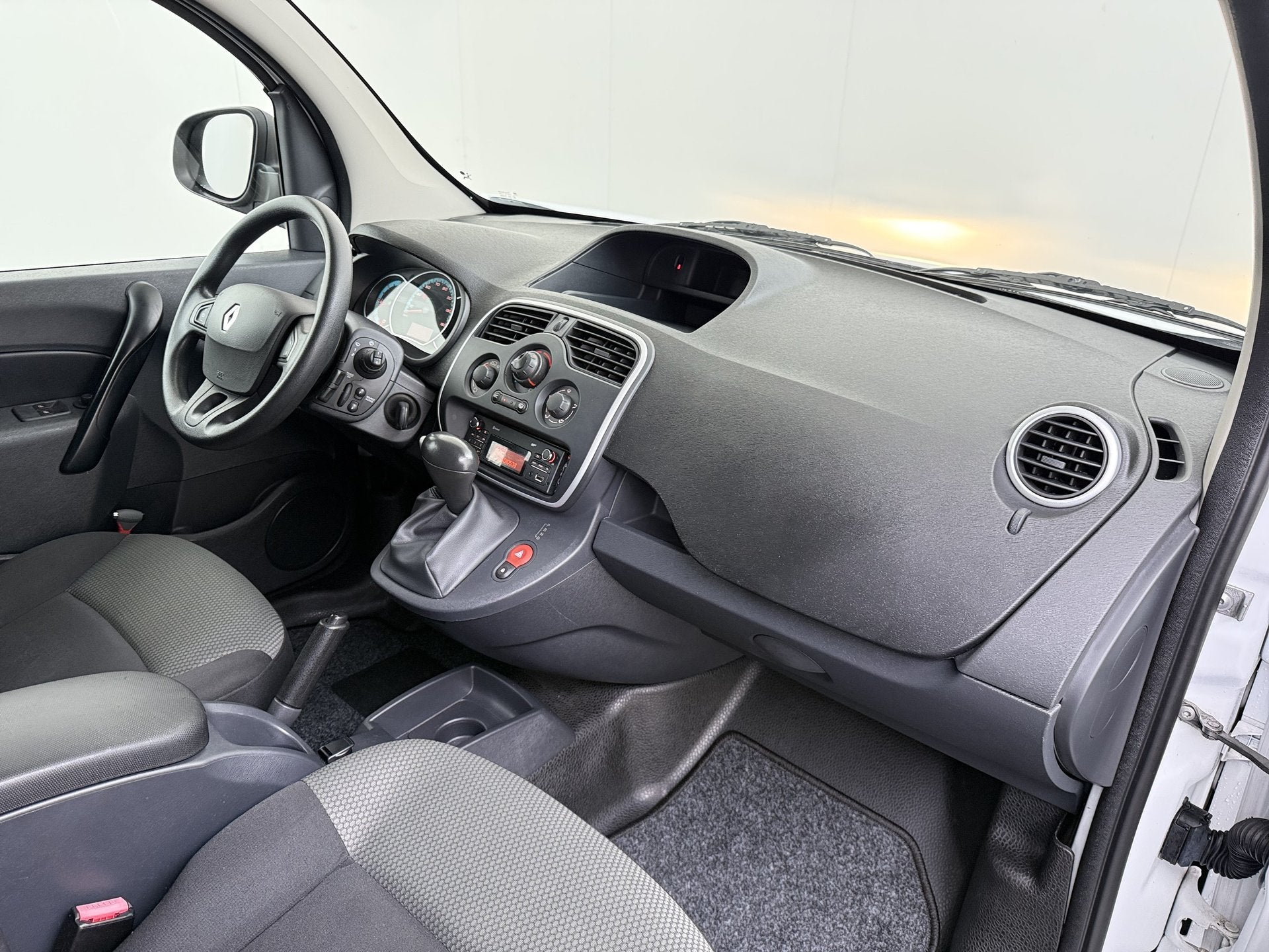 Renault Kangoo Z.E. Maxi Huur Accu Trekhaak Airco Bluetooth, Auto's, Stof, Gebruikt, 33 kWh, Wit