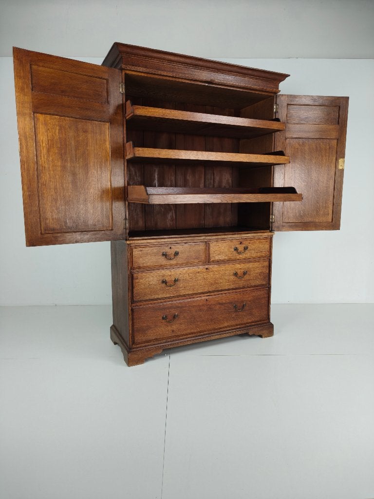 Howard & Son’s Berners Street linnenkast Lichteiken 19e eeuw, Antiek en Kunst, Antiek | Meubels | Kasten, Ophalen of Verzenden