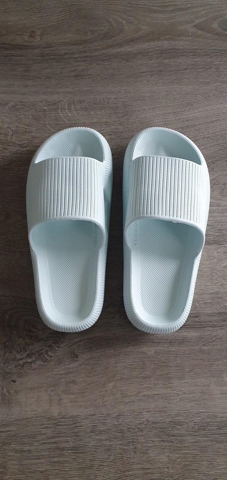 Comfortabele lichtblauwe slippers - Maat 36/37, Ophalen of Verzenden, Zo goed als nieuw, Blauw, Slippers