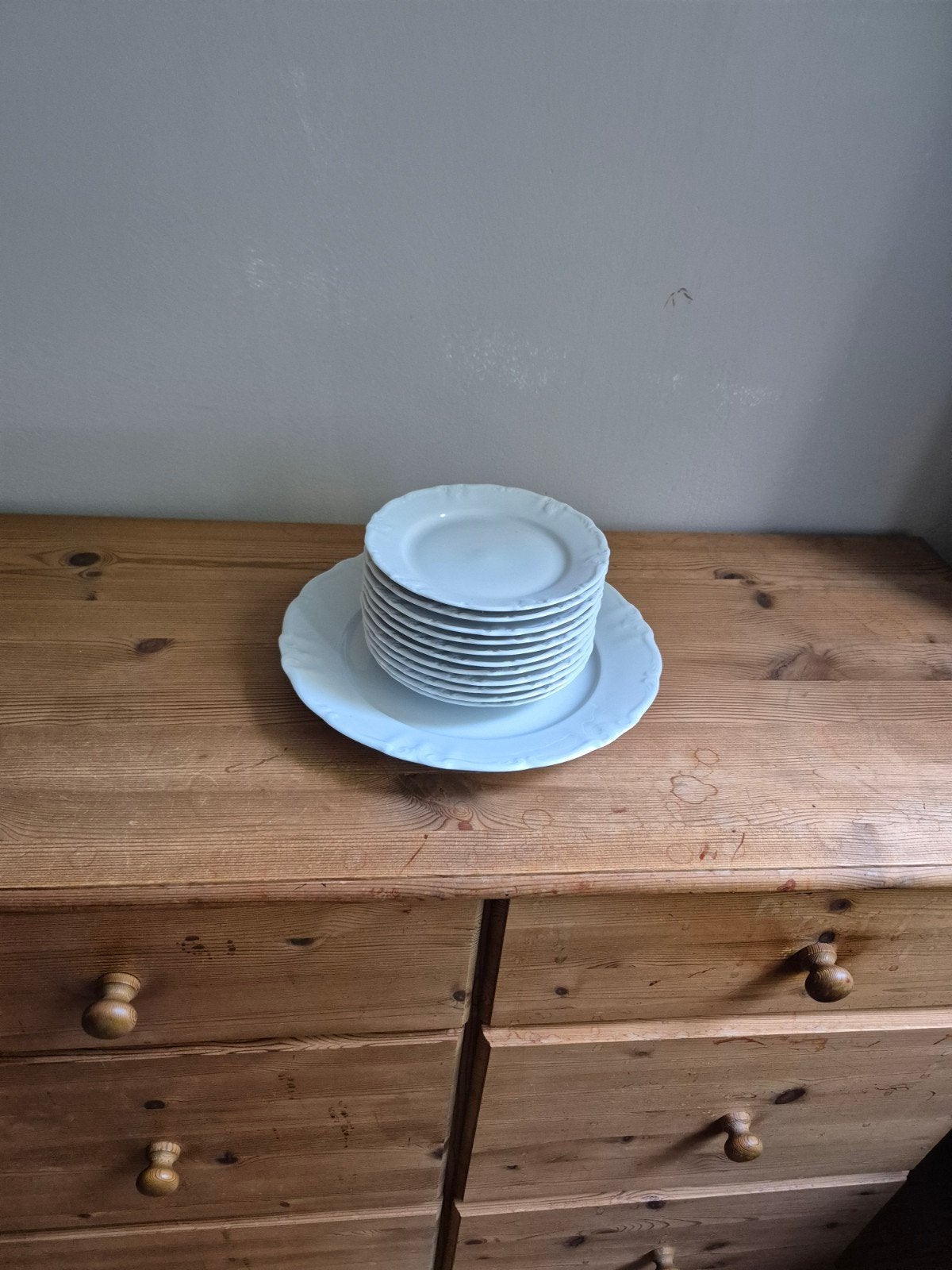 12delig Witte gebaksbordjes kerst en schaal, Gebruikt, Keramiek, Ophalen of Verzenden, Bord(en)