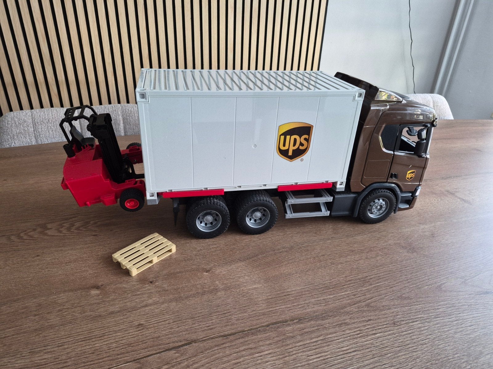 Bruder Scania UPS vrachtwagen met heftruck en pallet, Ophalen, Zo goed als nieuw