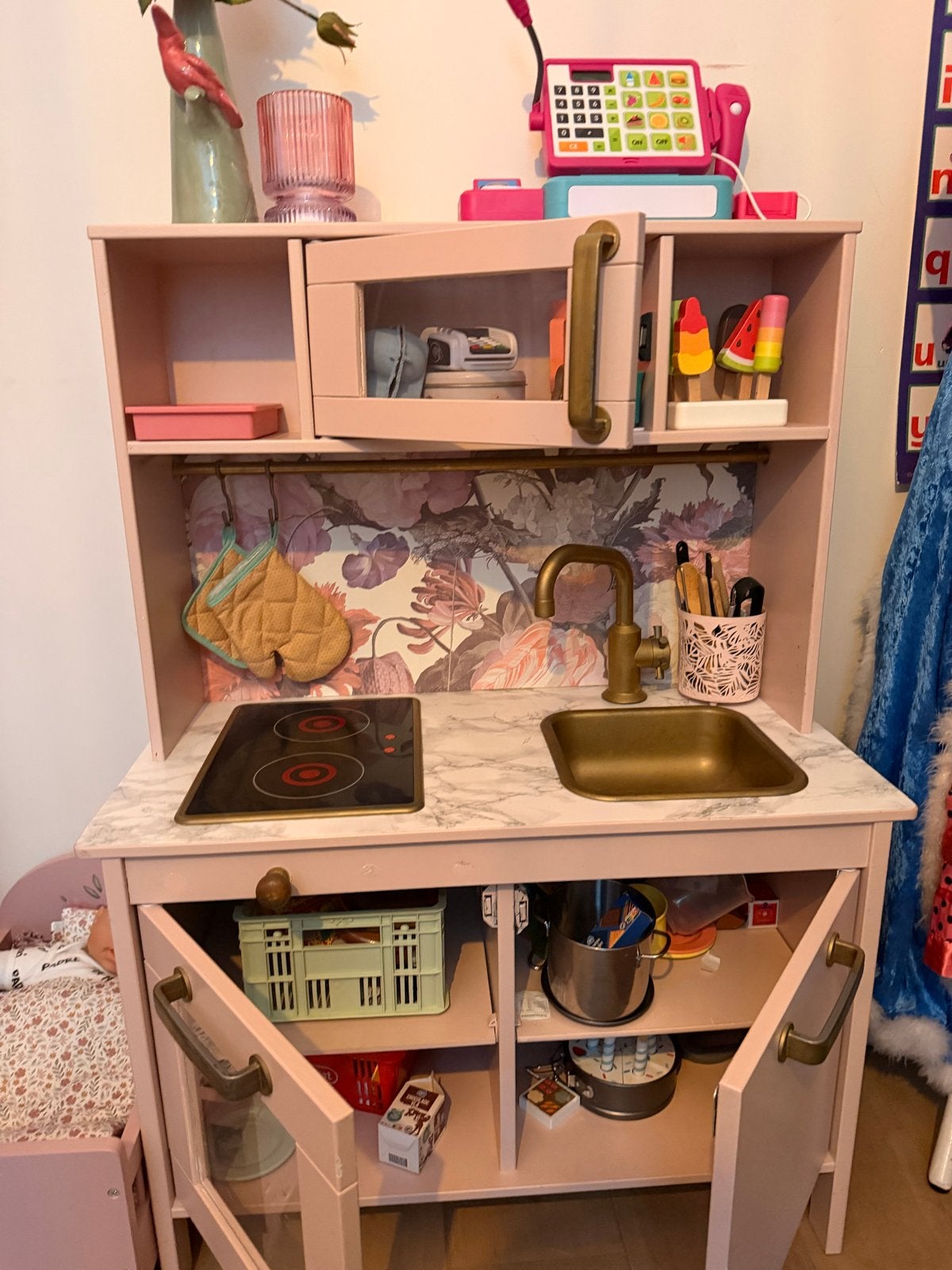 Roze kinderkeuken met accessoires, Kinderen en Baby's, Speelgoed | Speelkeukens, Ophalen, Gebruikt, Hout, Speelkeuken