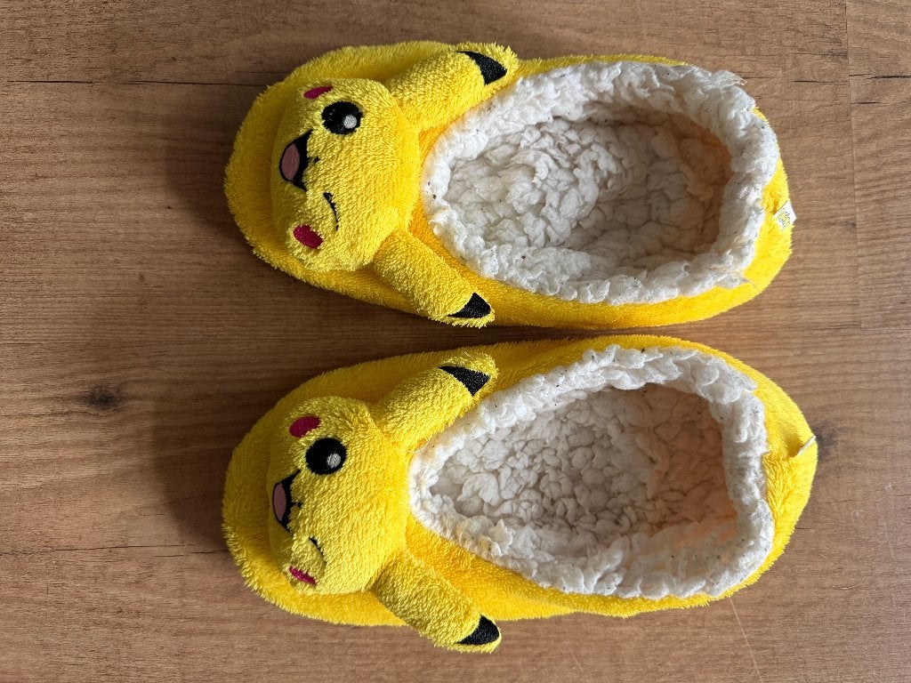 Pokomon Pikachu Sloffen maat 38, Jongen of Meisje, Ophalen of Verzenden, Zo goed als nieuw, Overige typen