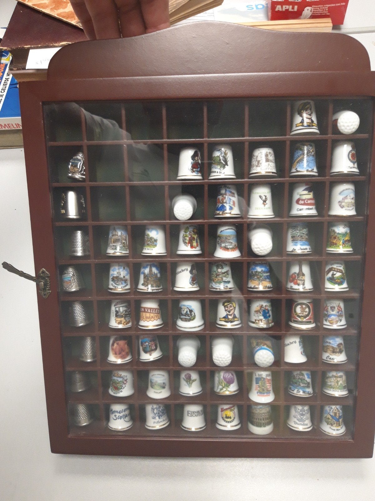 Verzameling vingerhoedjes met vitrine, Ophalen of Verzenden