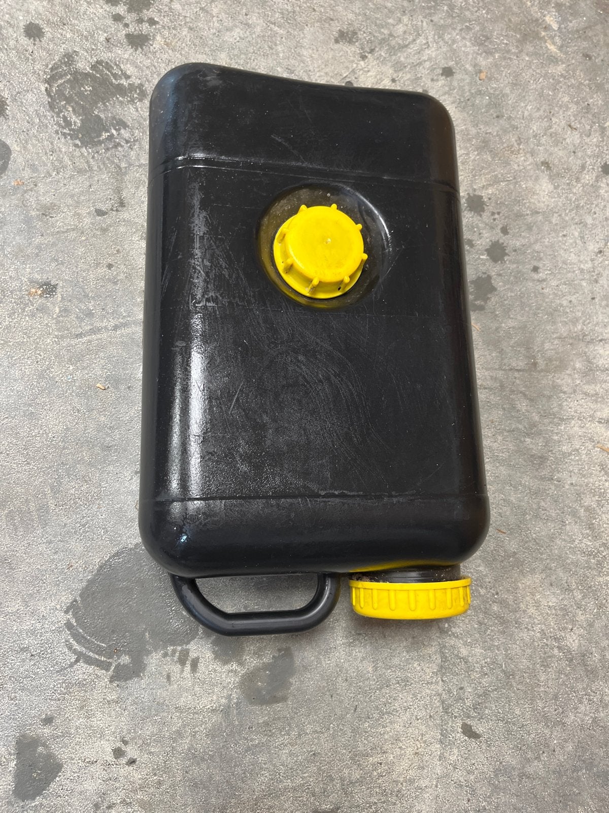 Zwarte jerrycan met gele doppen, Ophalen