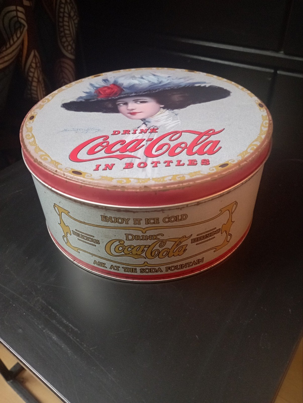 Vintage Coca-Cola Blik - Dame met Hoed (17 cm), Ophalen of Verzenden, Gebruikt, Koek(jes), Overige merken