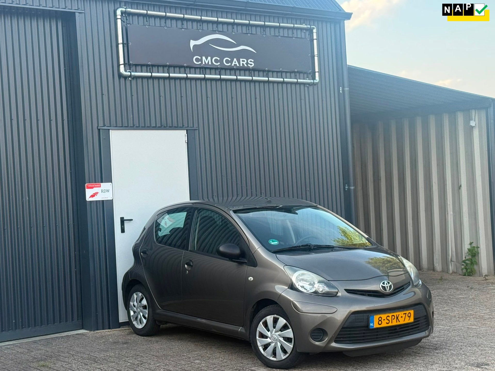 Toyota Aygo 1.0 VVT-i Now 1E EIGENAAR//AIRCO//NETTE AUTO!, Euro 5, Gebruikt, Bruin, 4 stoelen
