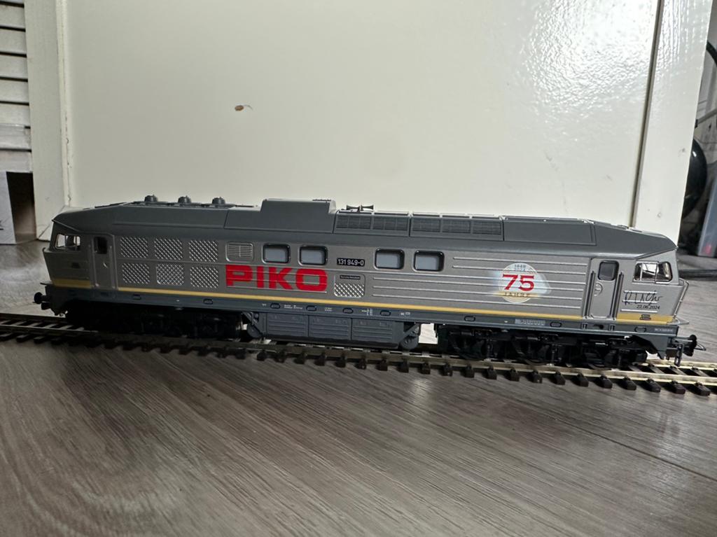 Piko BR-131 Ludmilla 75 jarig jubileum, Hobby en Vrije tijd, Modeltreinen | H0, Zo goed als nieuw, Gelijkstroom, Locomotief, Piko