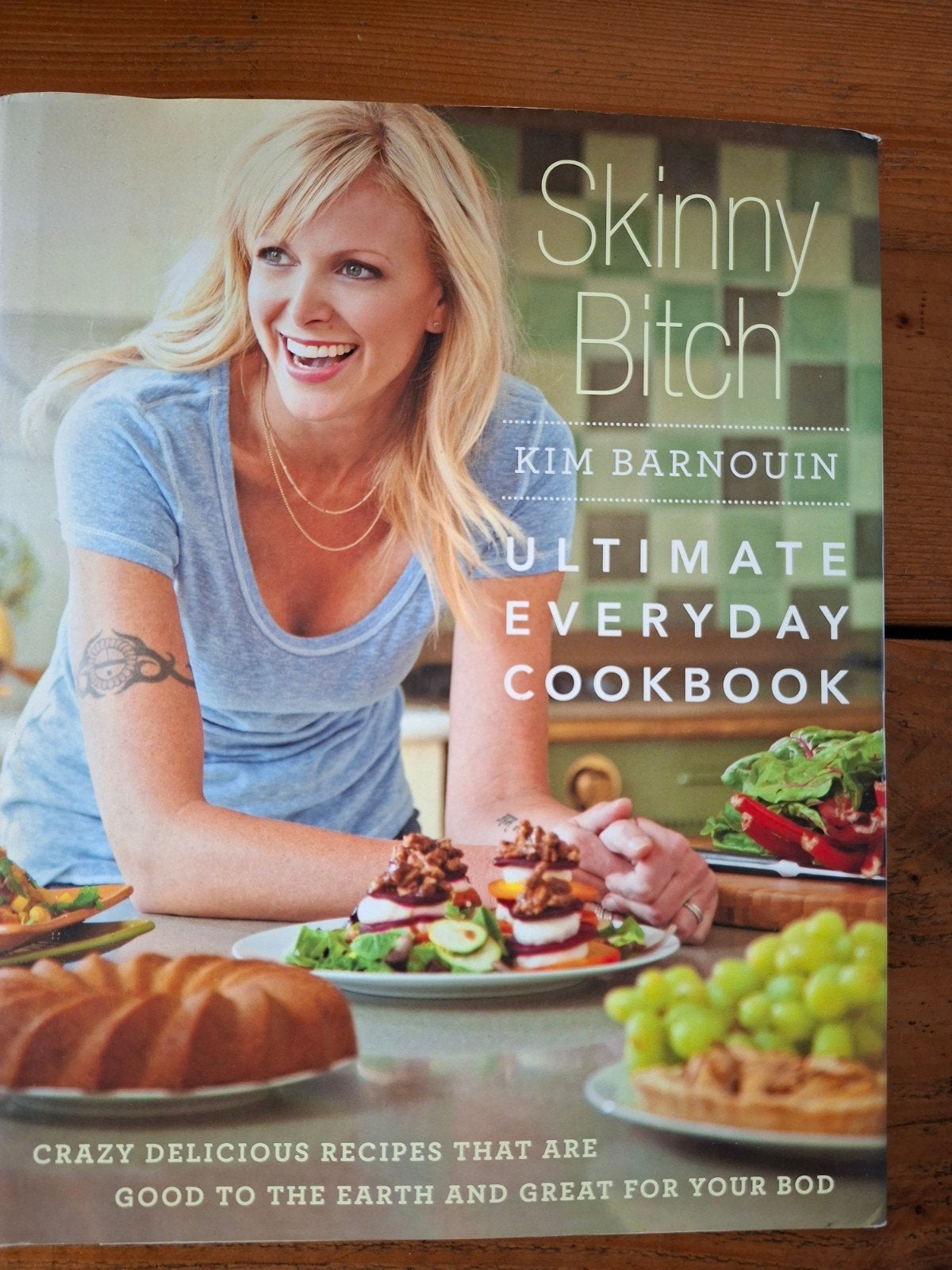 Skinny Bitch Ultimate Everyday Cookbook - Kim Barnouin, Boeken, Gelezen, Voorgerechten en Soepen, Gezond koken, Ophalen of Verzenden