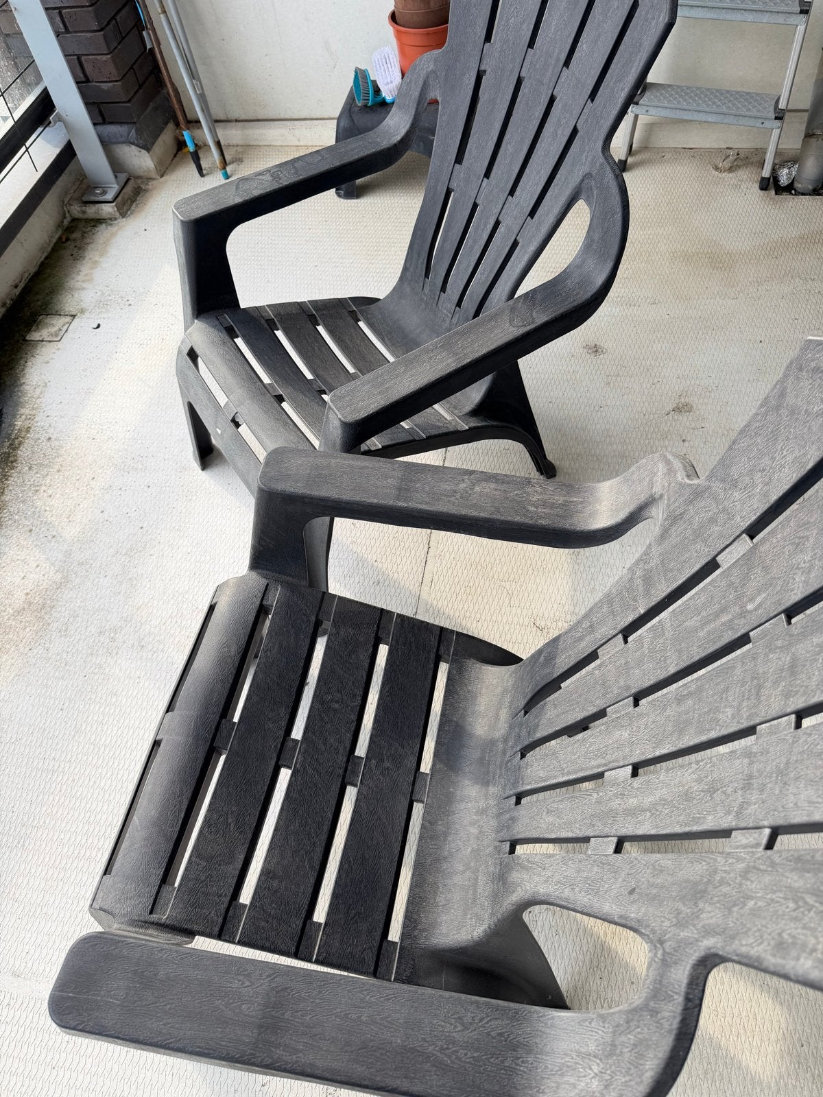 Twee Gebruikte Adirondack Tuinstoelen - Donkergrijs Plastic, Ophalen, Gebruikt, Plastic