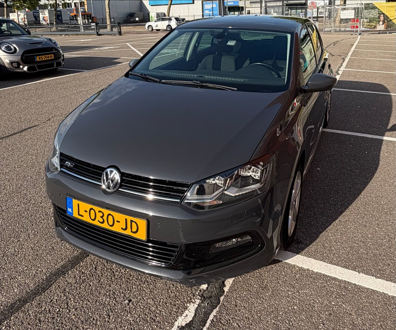 Volkswagen r-line 2015 Grijs, Auto's, Volkswagen, Benzine, Hatchback, Geïmporteerd, Zilver of Grijs, Ophalen
