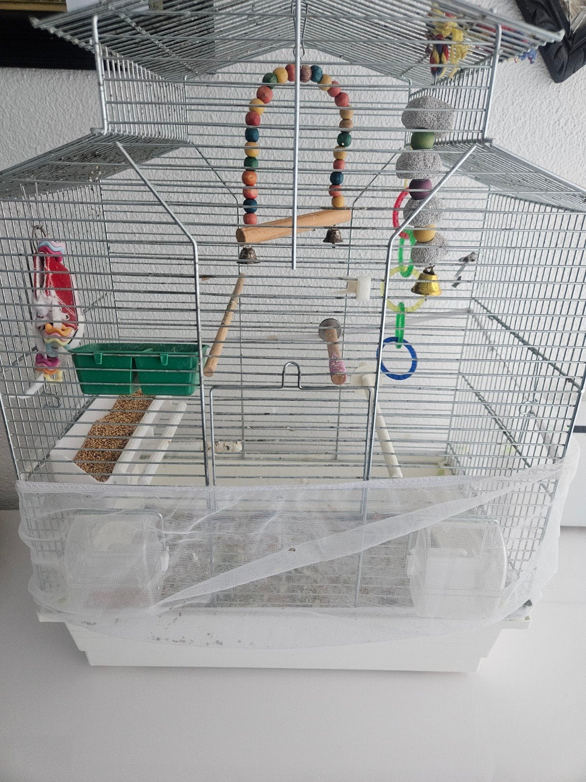 Vogelkooi in goede staat met speeltjes, Dieren en Toebehoren, Vogels | Hokken en Kooien, Ophalen, Zo goed als nieuw, Metaal, Vogelkooi