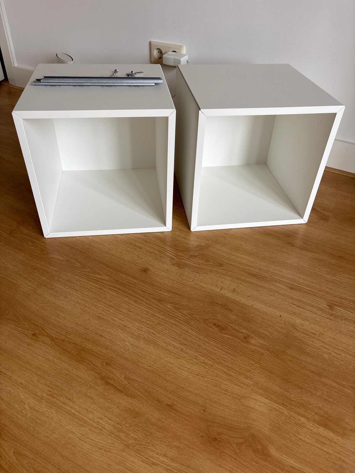 2 witte kubus opbergers/nachtkastjes, Ophalen, Zo goed als nieuw