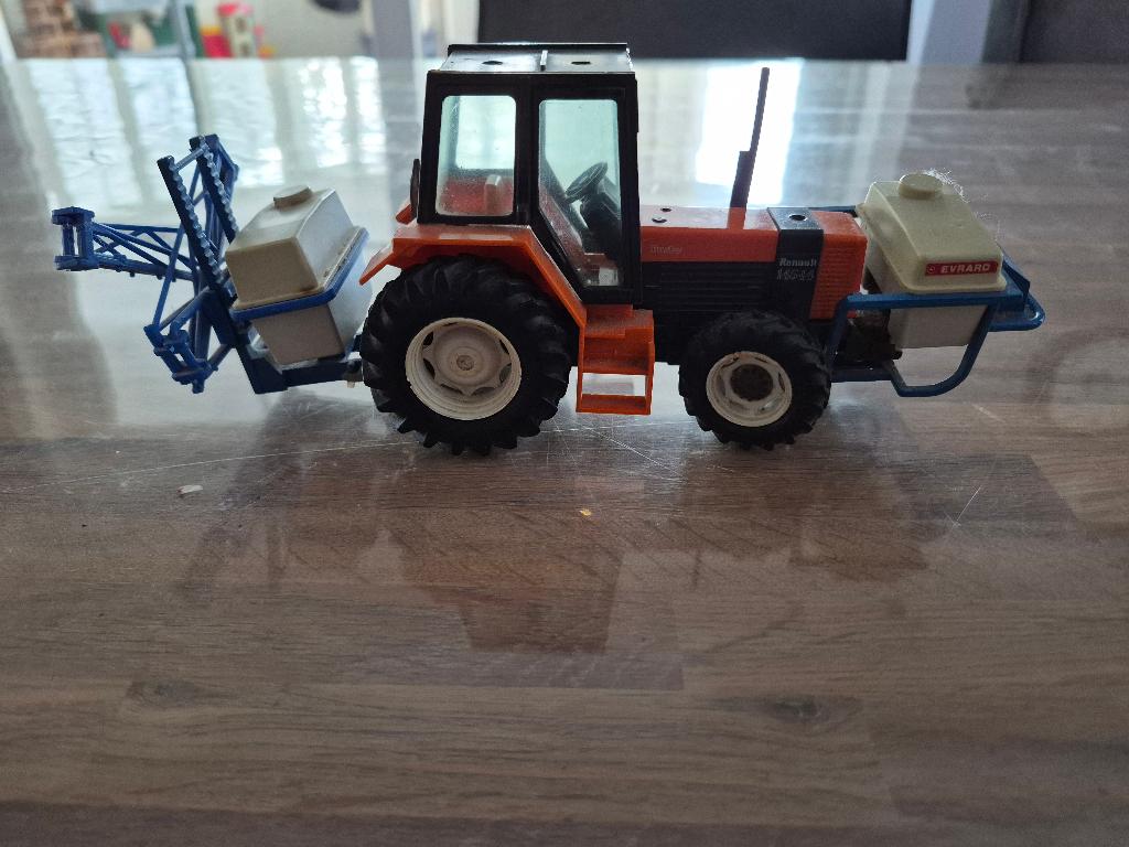 Britains trekker Renault 146-14 inclusief spuitcombinatie, Ophalen of Verzenden, Gebruikt, Tractor of Landbouw, Britains