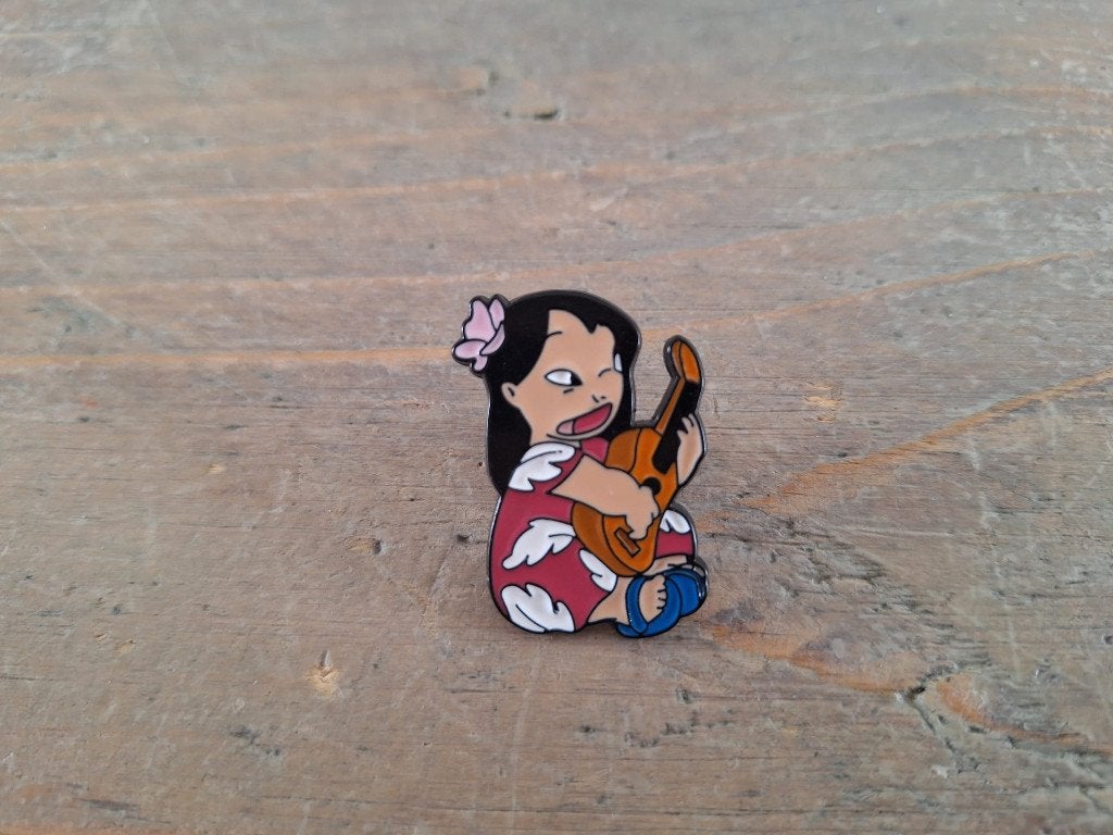 1 grappige pin van Lilo met een gitaar te koop, Ophalen of Verzenden, Nieuw, Overige onderwerpen, Speldje of Pin