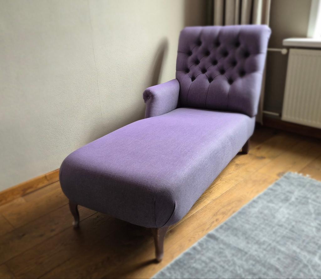 Stijlvolle paarse chaise longue - perfect voor ontspanning, Eenpersoons, Klassiek, Modern, Elegant, Ophalen of Verzenden, Zo goed als nieuw