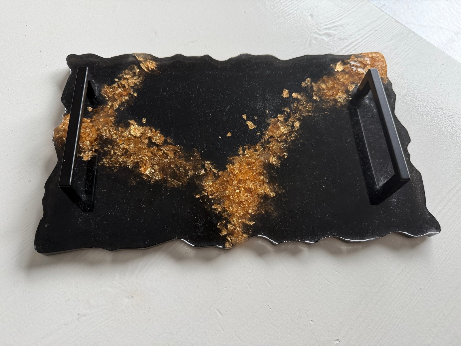 Zwart dienblad met goudkleurige accenten en handvatten, Overige materialen, Ophalen of Verzenden, Zo goed als nieuw, Handgemaakt