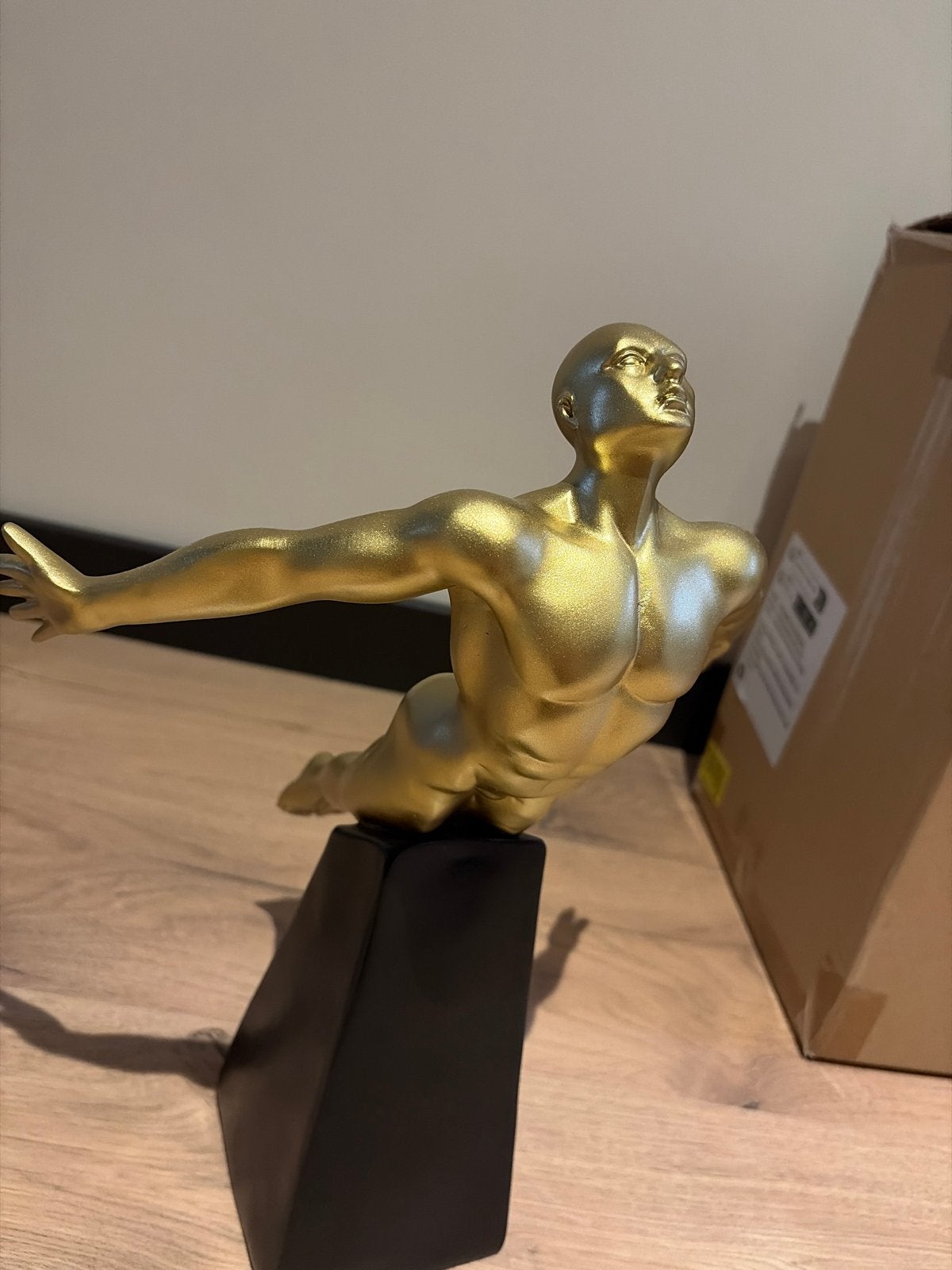 NIEUW Kare Design Deco Figurine Jumper Gold 37cm, Kunststof, Ophalen of Verzenden, 20 - 50 cm, Op sokkel