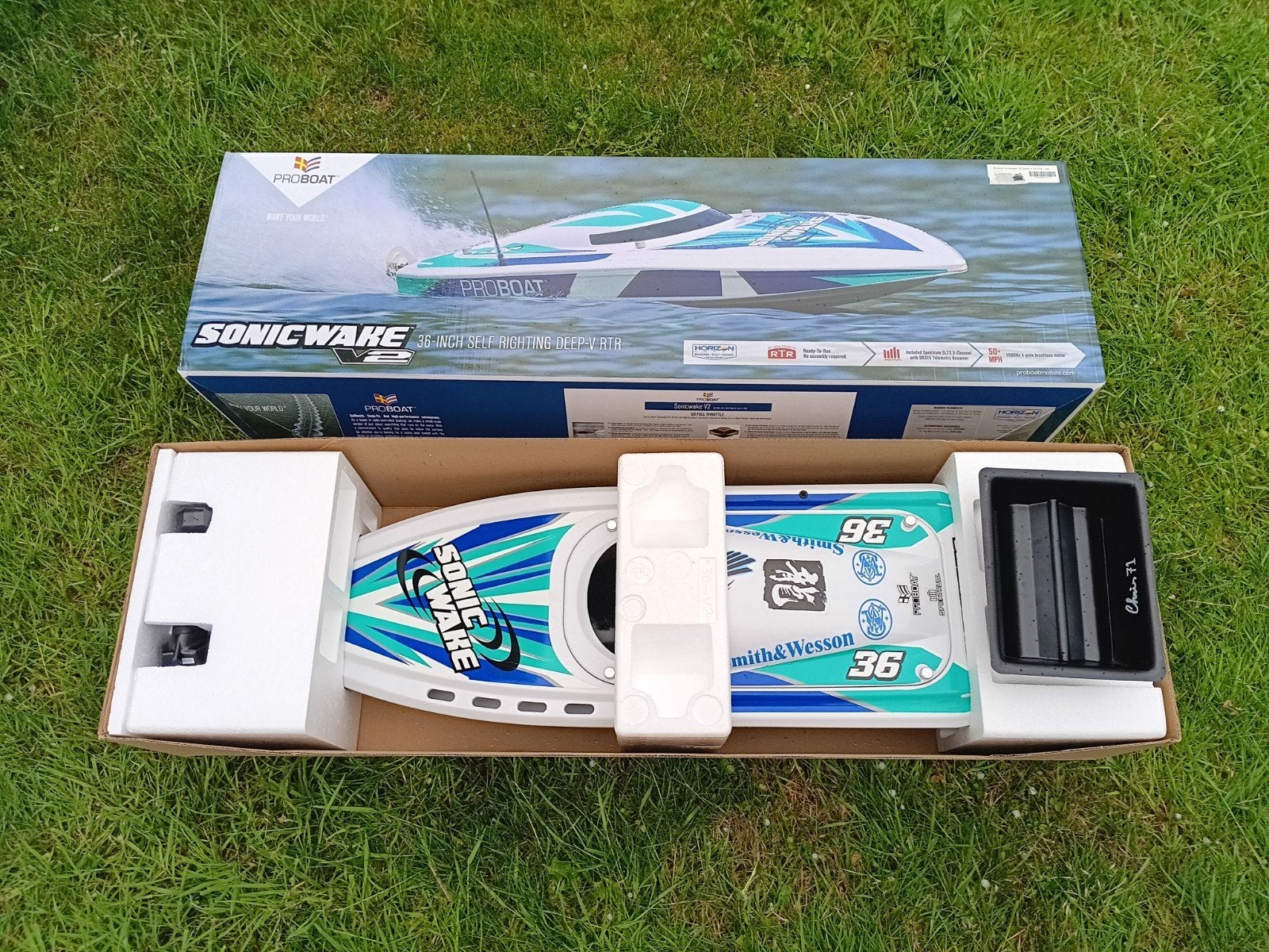 Als nieuw Sonicwake V2 powerboat in doos, rc varend, Ophalen of Verzenden, Zo goed als nieuw