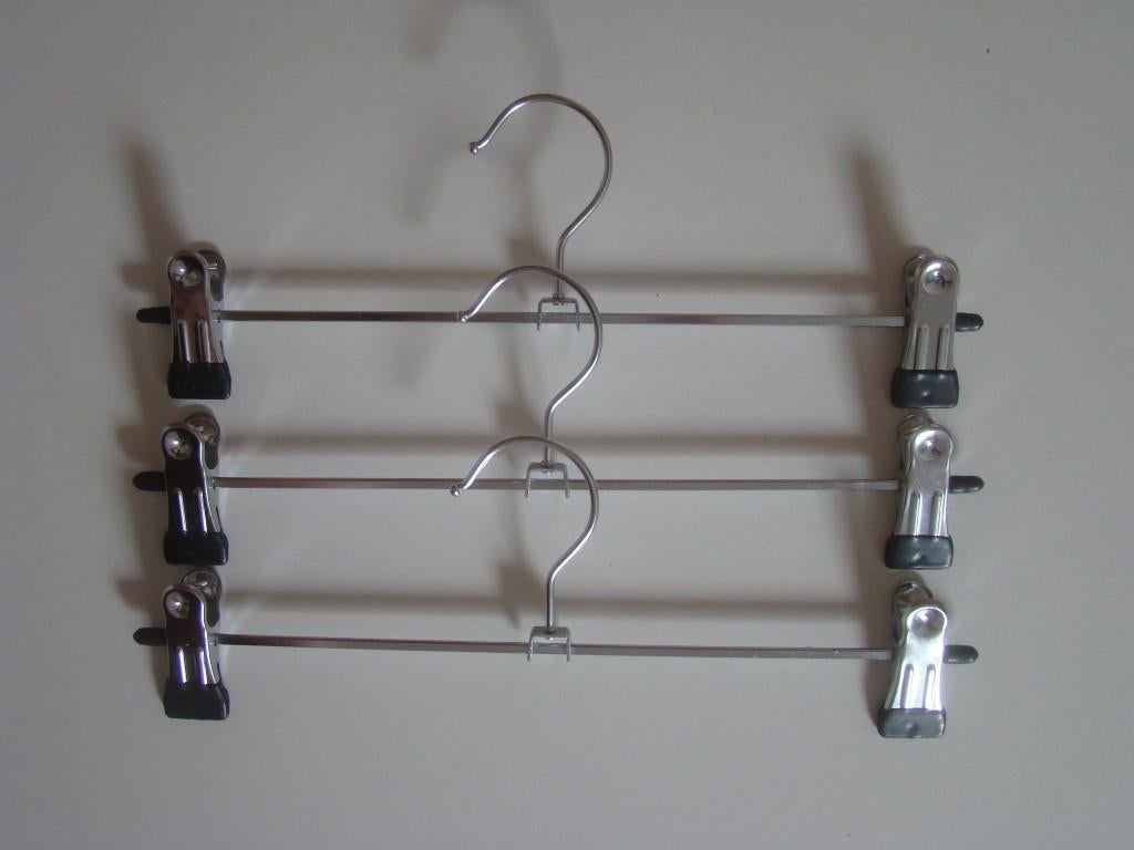 3 kleerhangers  ~  knijphangers  met zijklemmen, Ophalen of Verzenden, Gebruikt, Metaal