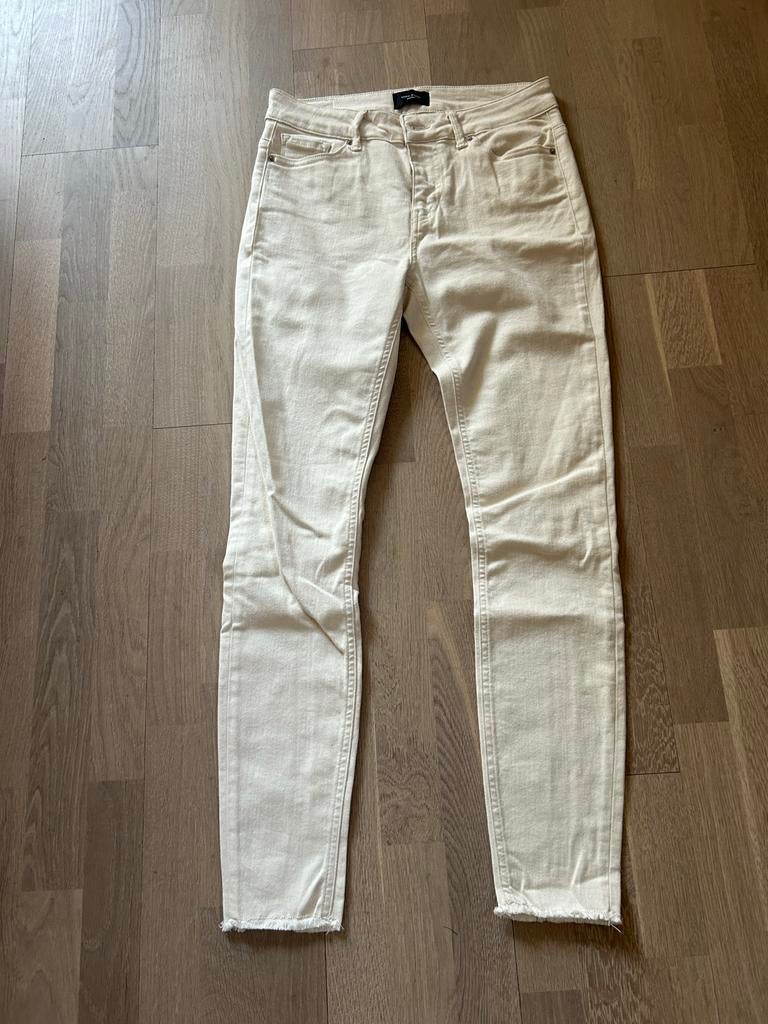 Nieuwe Vero Moda jeans met gerafelde pijpen, Ophalen of Verzenden, Nieuw, Overige kleuren, Overige jeansmaten