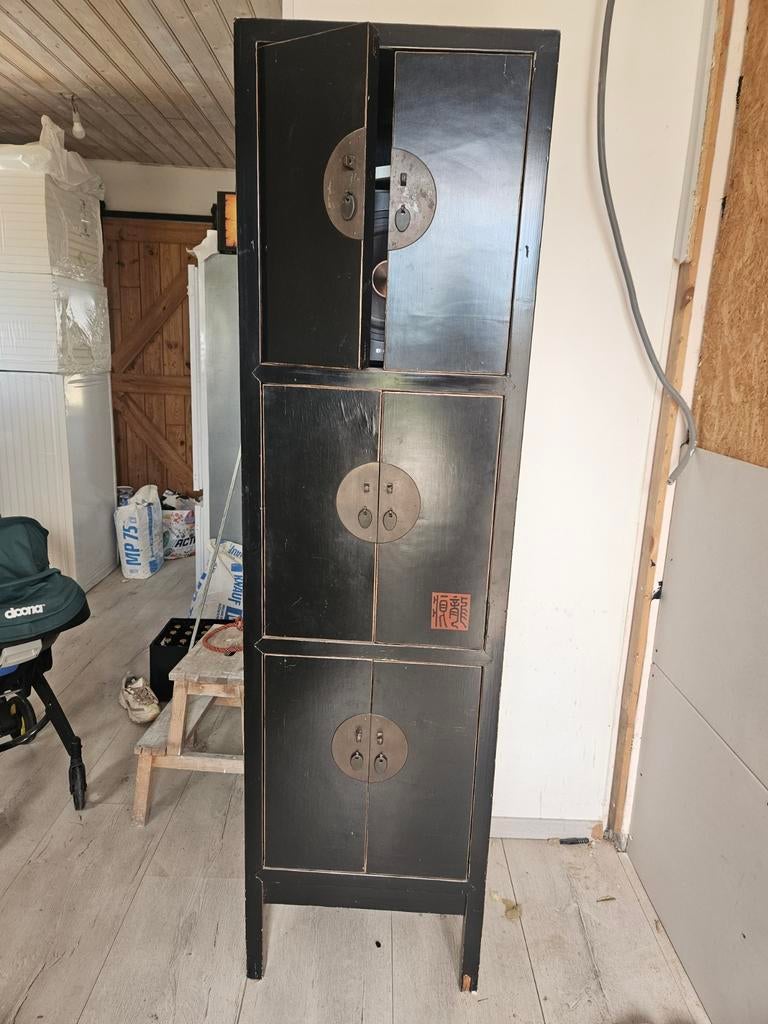 Antieke Chinese kast - Zwart met messing beslag, Antiek en Kunst, Antiek | Meubels | Kasten, Ophalen of Verzenden