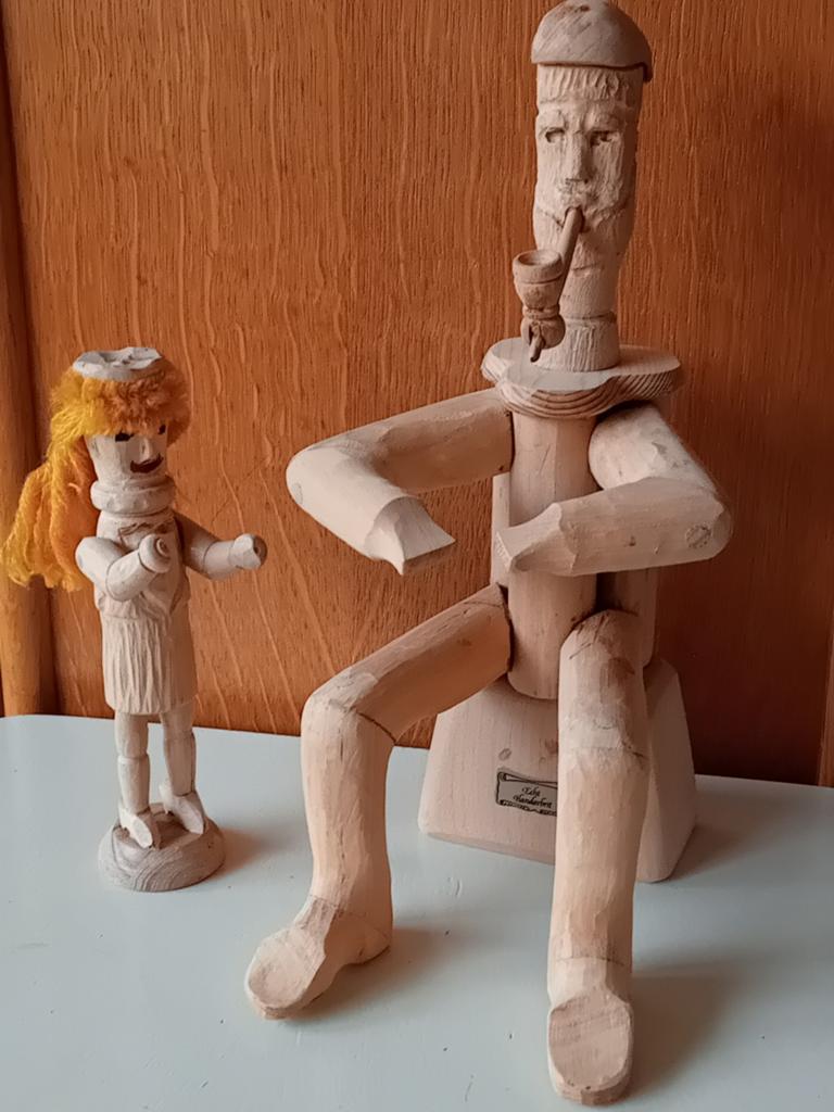 Handgesneden houten beelden: Man met pijp en meisje, Antiek en Kunst, Kunst | Beelden en Houtsnijwerken, Groep mensen, Ophalen of Verzenden