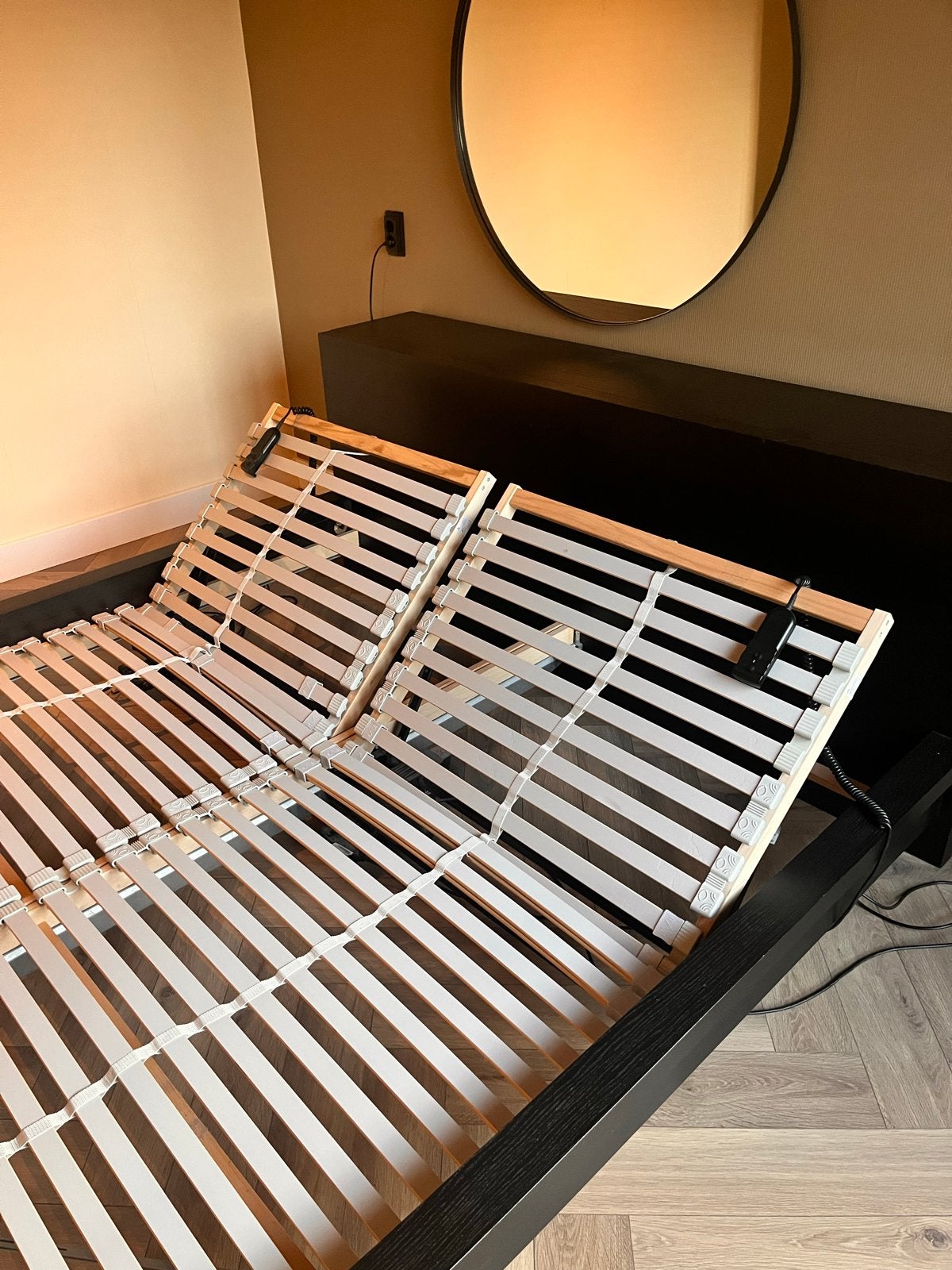 Tweepersoonsbed. Electrisch. 180x200 met achterwand, Ophalen, Verstelbaar, Zwart, Tweepersoons