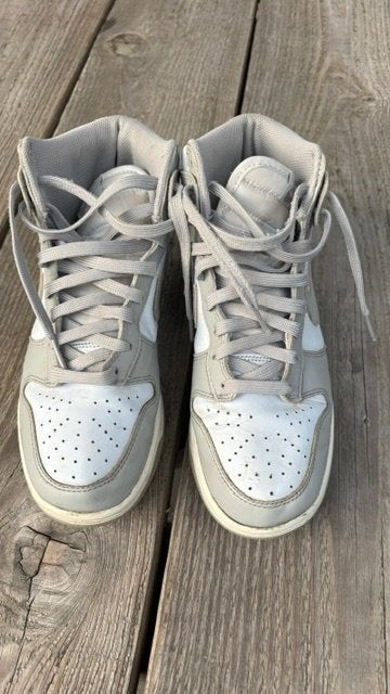 Nike Dunk High - Gedragen, Nike, Ophalen of Verzenden, Sneakers of Gympen, Grijs