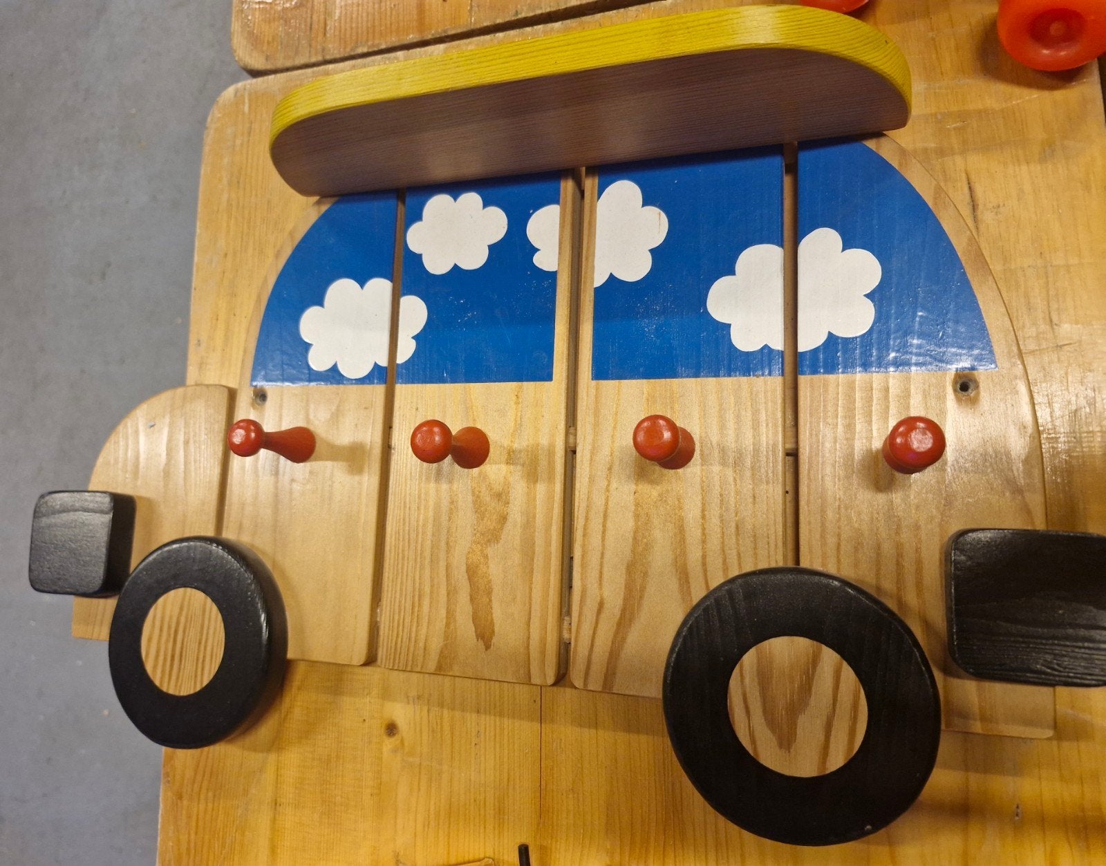 Houten kinderkapstok in de vorm van een auto, Ophalen of Verzenden, Gebruikt, Hout, Kinderkapstok