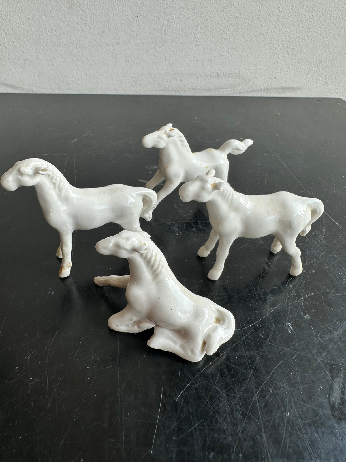 Oud chinees Blanc de Chine porselein paarden middel groot, Ophalen of Verzenden