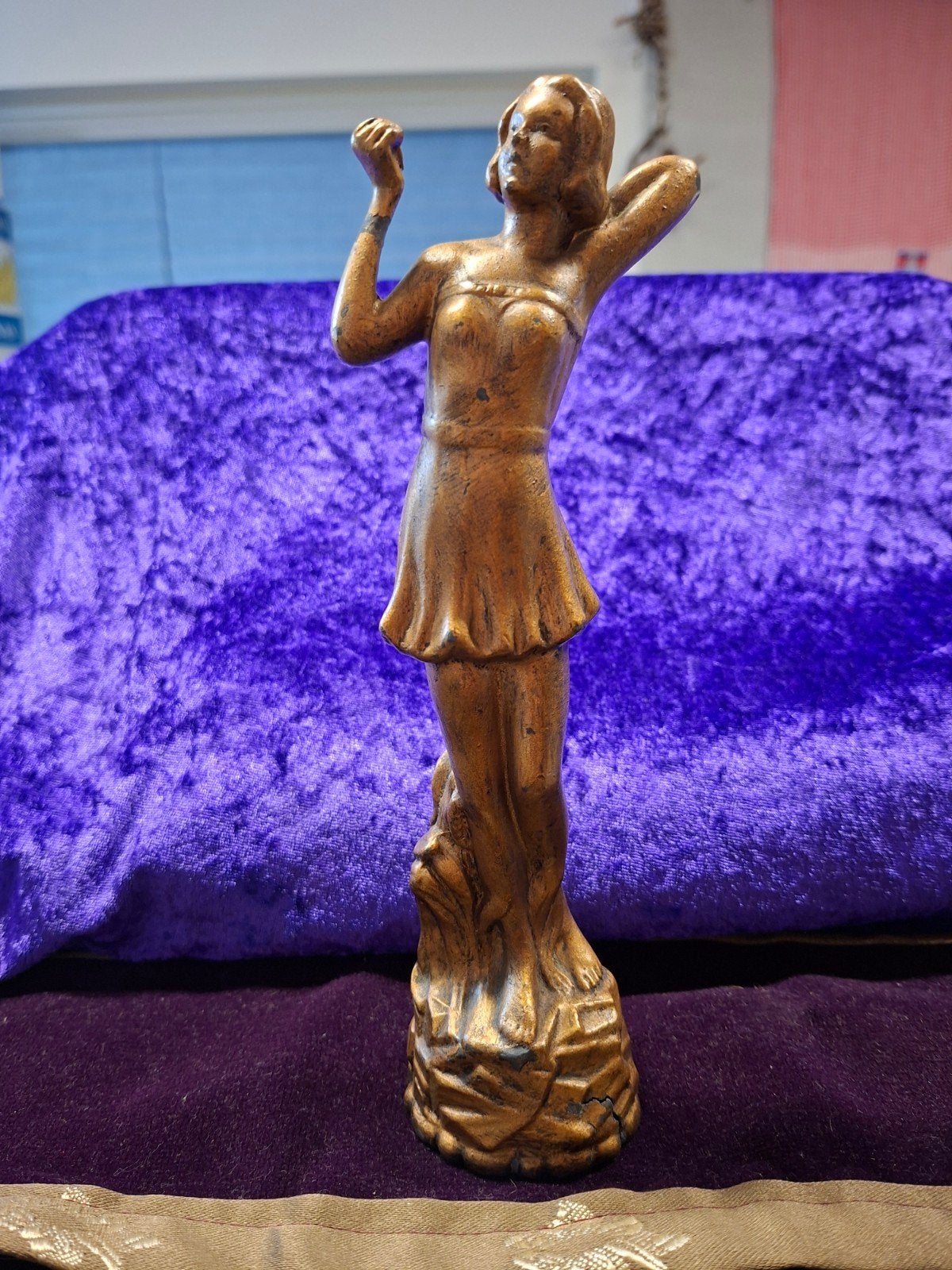 Art Deco beeld vrouw jaren 30 - Spelter (voet gebarsten), Antiek en Kunst, Ophalen of Verzenden