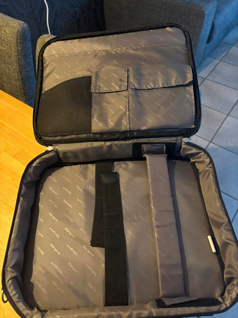 Laptop tas met veel opbergruimte., Ophalen of Verzenden, 17 inch of meer, Zo goed als nieuw