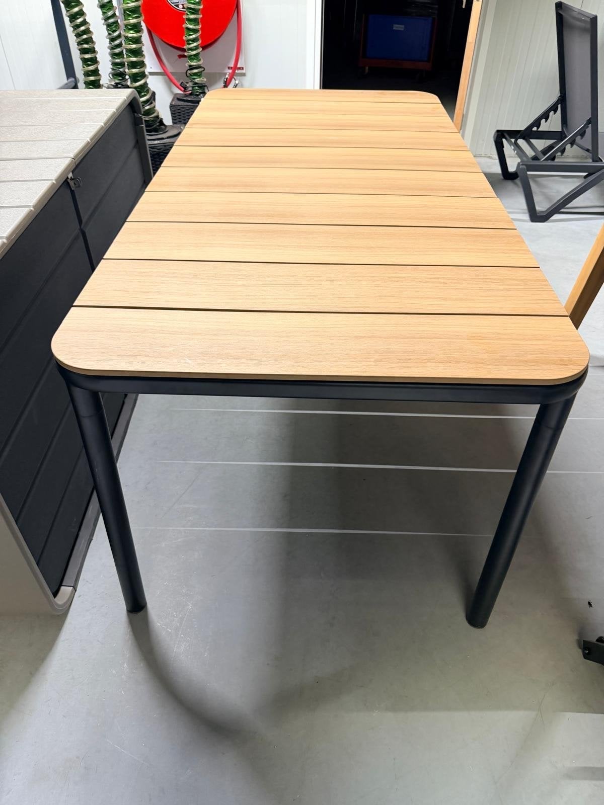 Moderne Tuintafel met Stalen Poten en Kunststof Blad, Kunststof, Nieuw, Ophalen of Verzenden, Nvt
