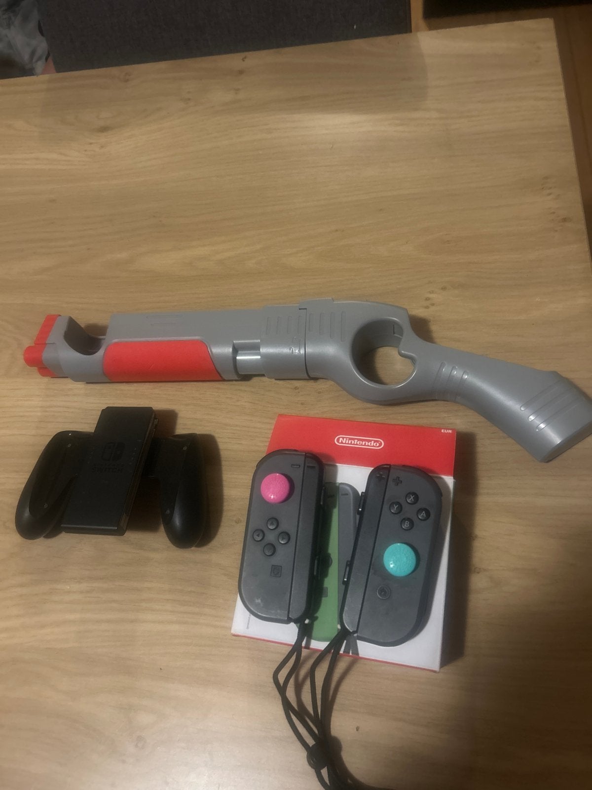 Nintendo Switch Joy-Cons met grip en schietaccessoire, Ophalen of Verzenden, Gebruikt, Met 2 controllers, Switch Original