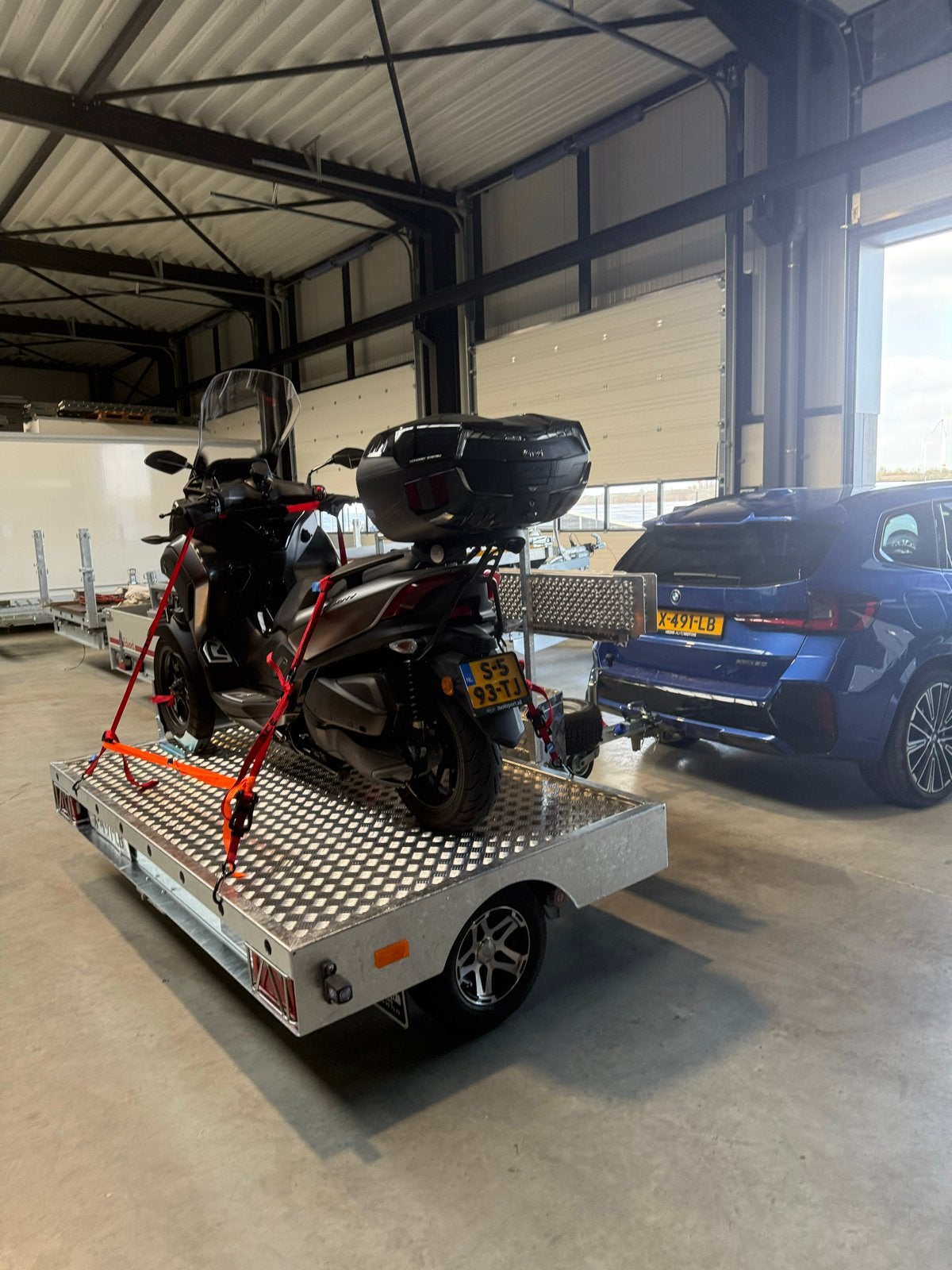Compacte motoraanhanger met oprijplaat, Ophalen of Verzenden, Zo goed als nieuw